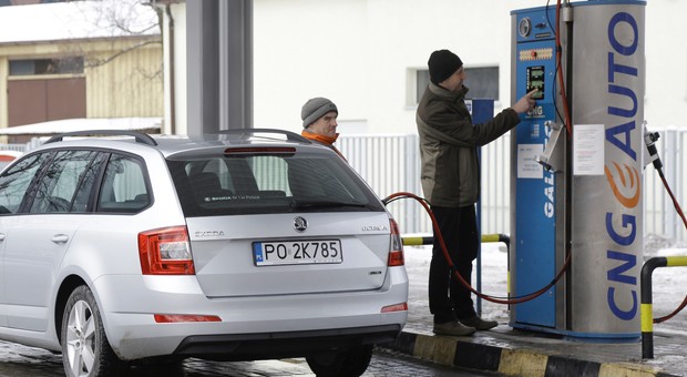 CNG, czyli paliwo bez akcyzy! Wyjaśniamy, ile kosztuje jazda autem na gaz ziemny?
