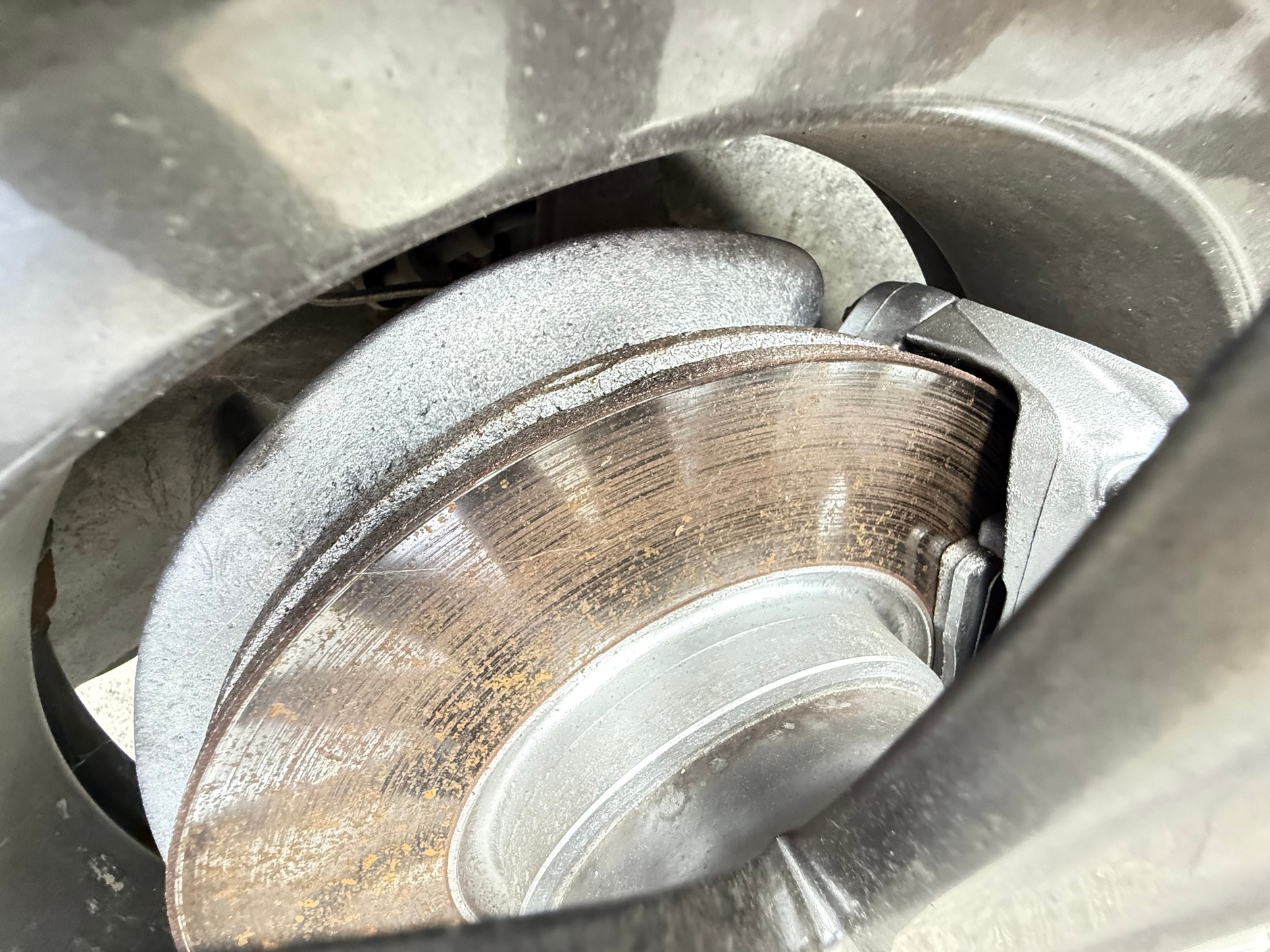 Hamulce ładnie pomalowane farbką, żeby wyglądały jak nowe