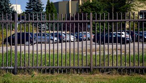 Przejmują pojazdy i muszą płacić za nie OC. Rząd wyjaśnia