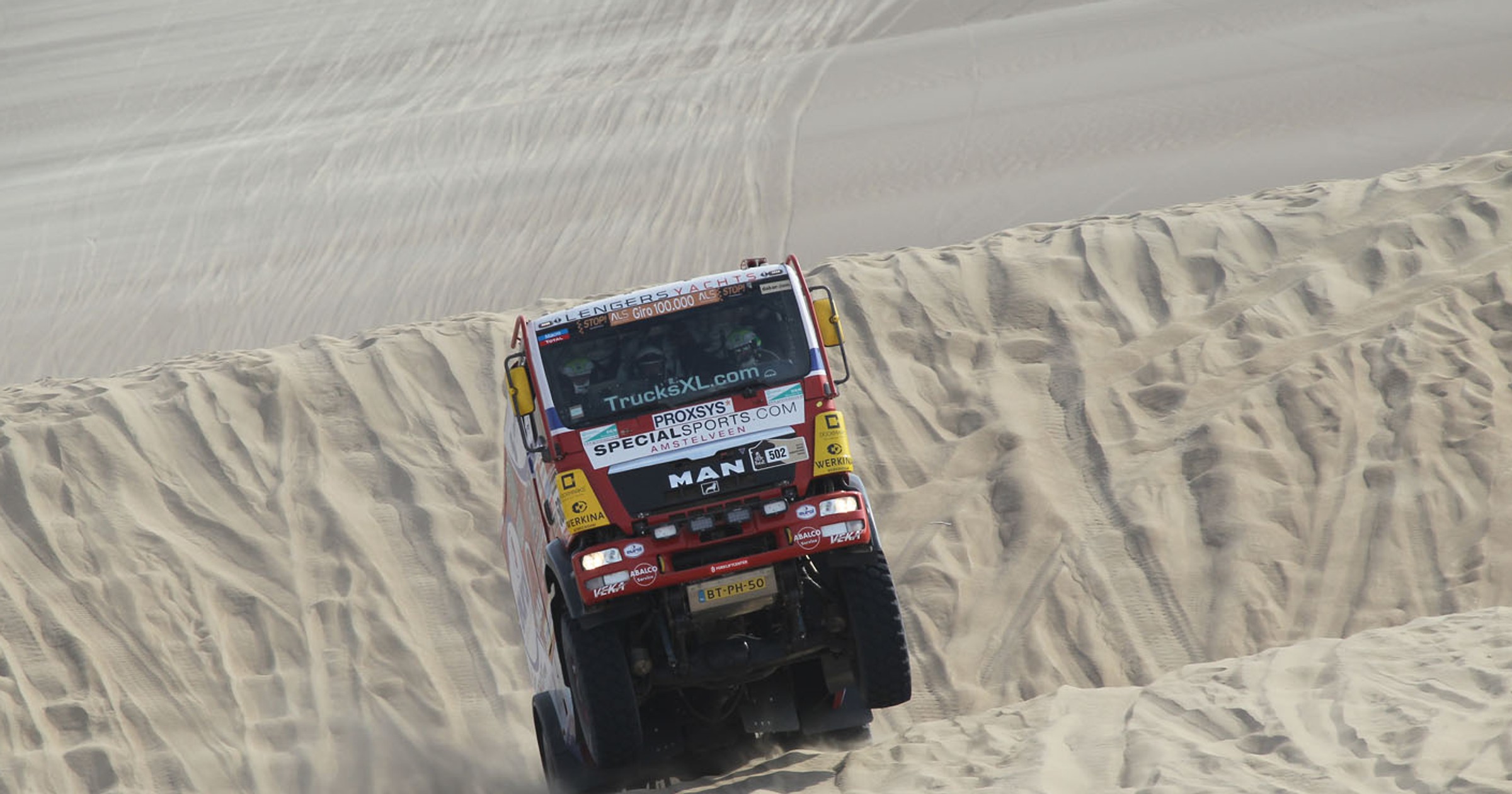 Dakar 2013: Hołowczyc zawiedziony, Sainz utknął na wydmach (2. etap, wyniki, galeria)