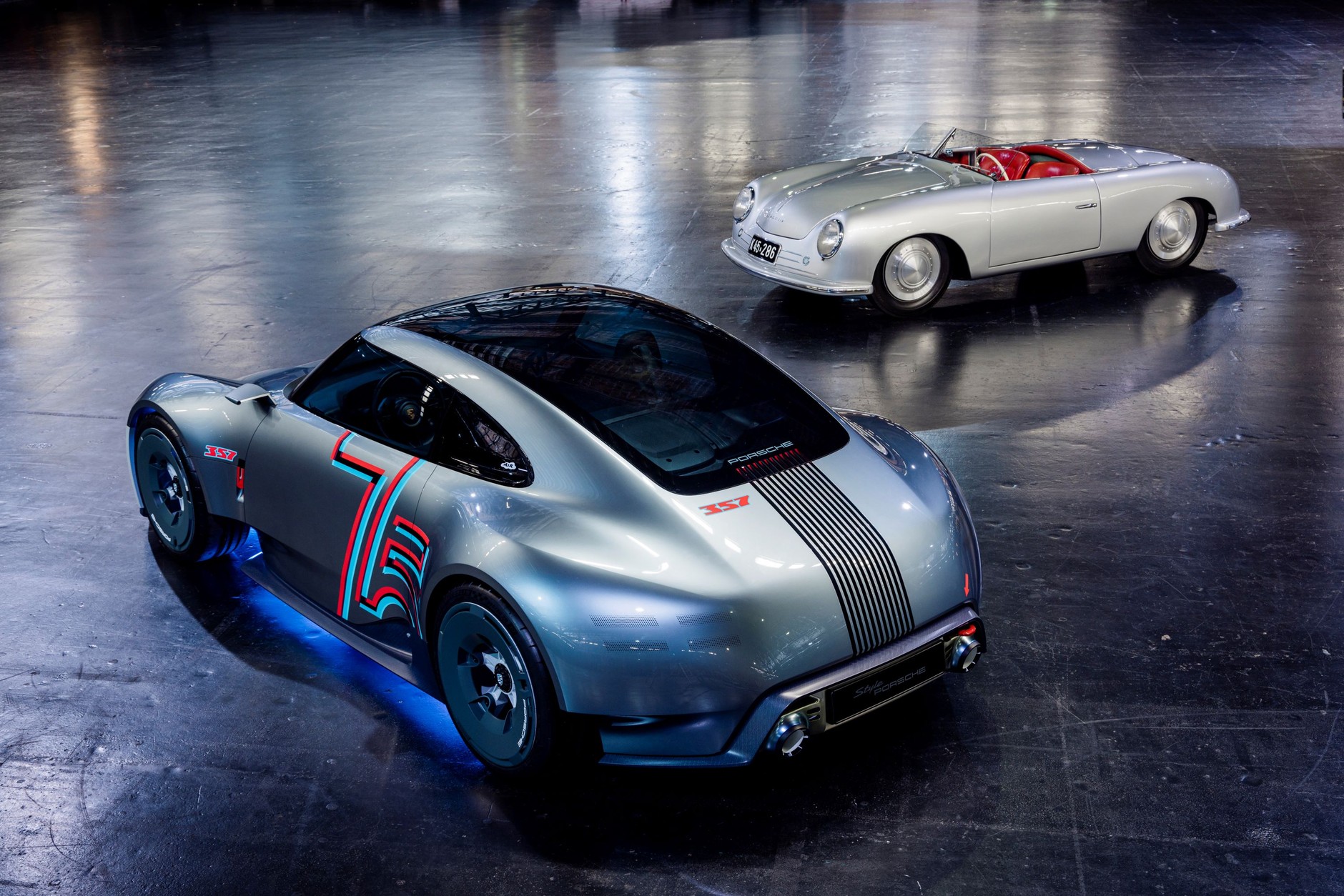 Porsche Vision 357, w tle po prawej: Porsche 356 No 1 Roadster (1948 r.)