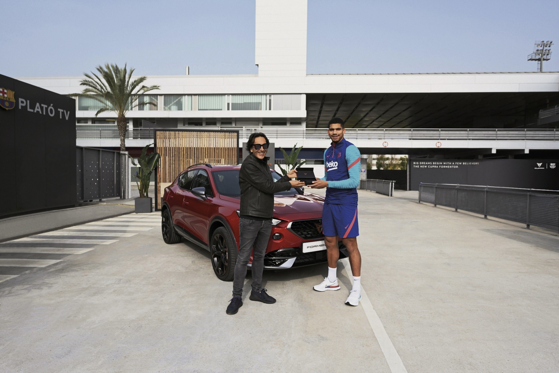 Piłkarze FC Barcelony odebrali nowe samochody