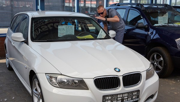 Import aut spadł do poziomu z 2013 r. Niestety, sprowadzamy coraz starsze egzemplarze