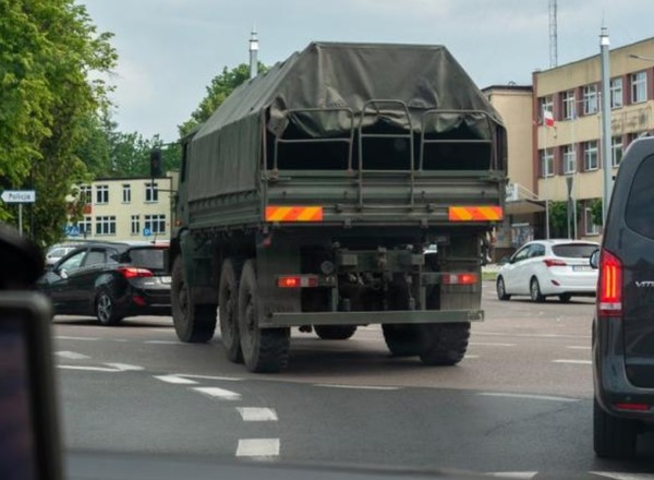 Wojskowi zasłonili "blachy" swych pojazdów. Teraz będą musieli się tłumaczyć