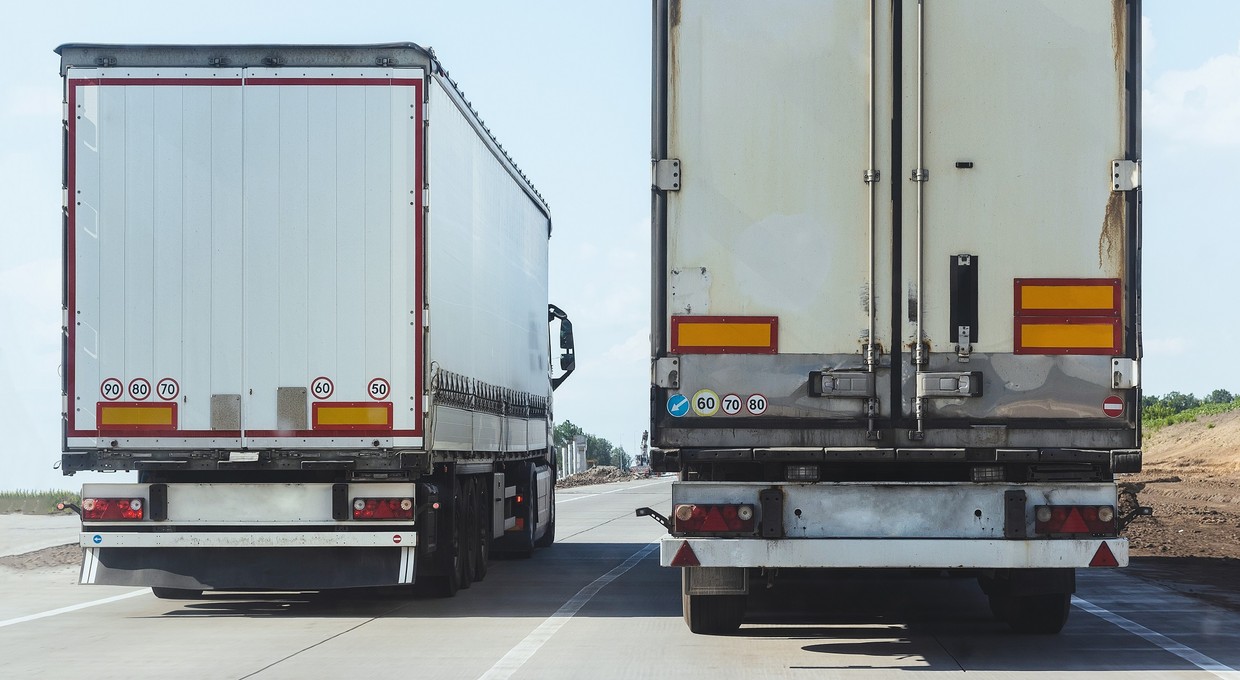 Tłumaczymy, co oznaczają naklejki na ciężarówkach i czy trzeba się nimi przejmować