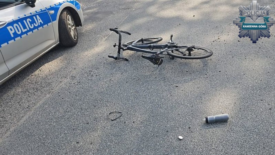Obraz pochodzący z serwisu https://kamienna-gora.policja.gov.pl/dka/aktualnosci/bieza/123060,Potracenie-rowerzysty-policjanci-apeluja-o-ostroznosc.html