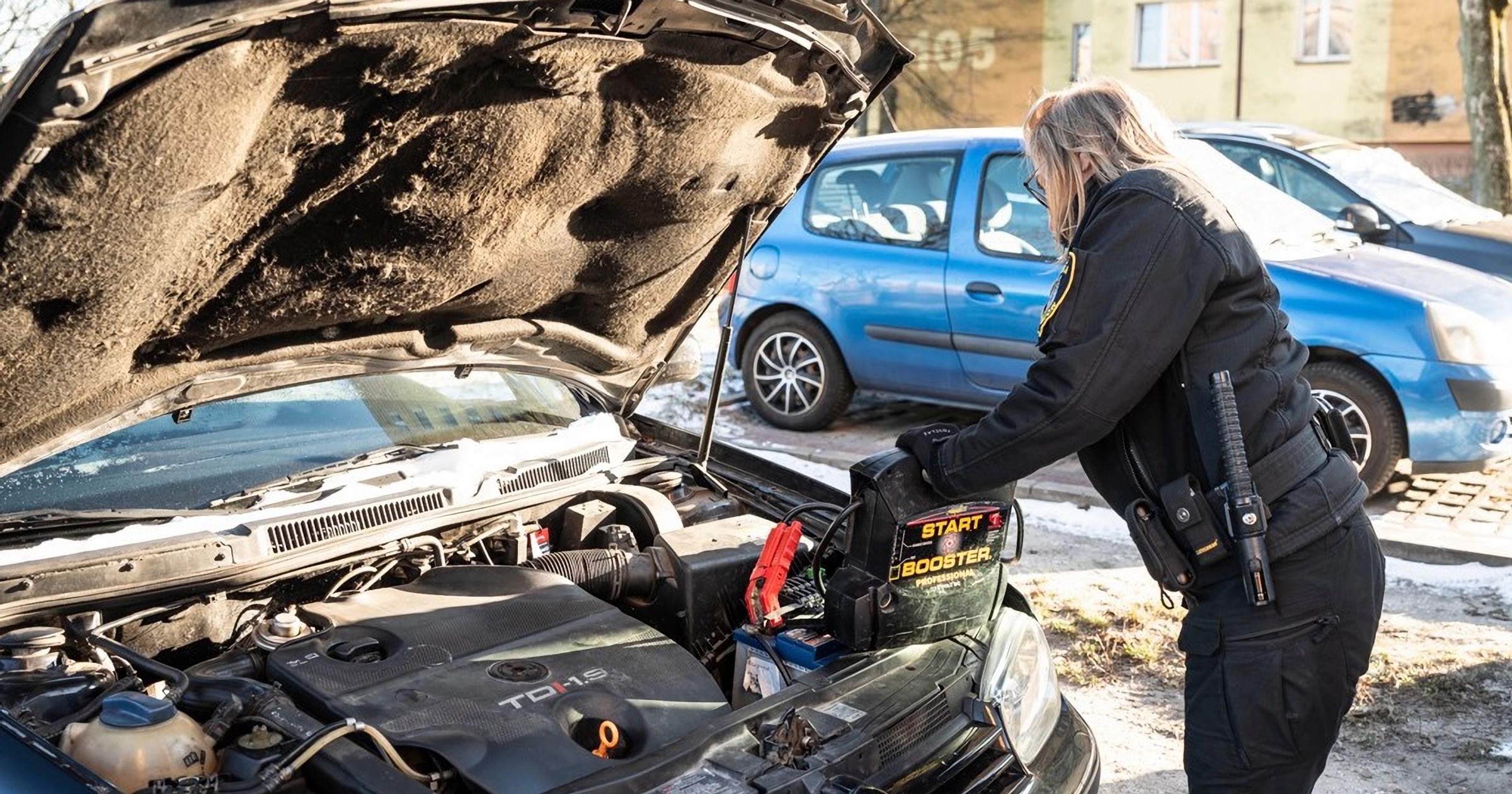 Awaryjne odpalanie samochodu na mrozie przez strażniczkę miejską