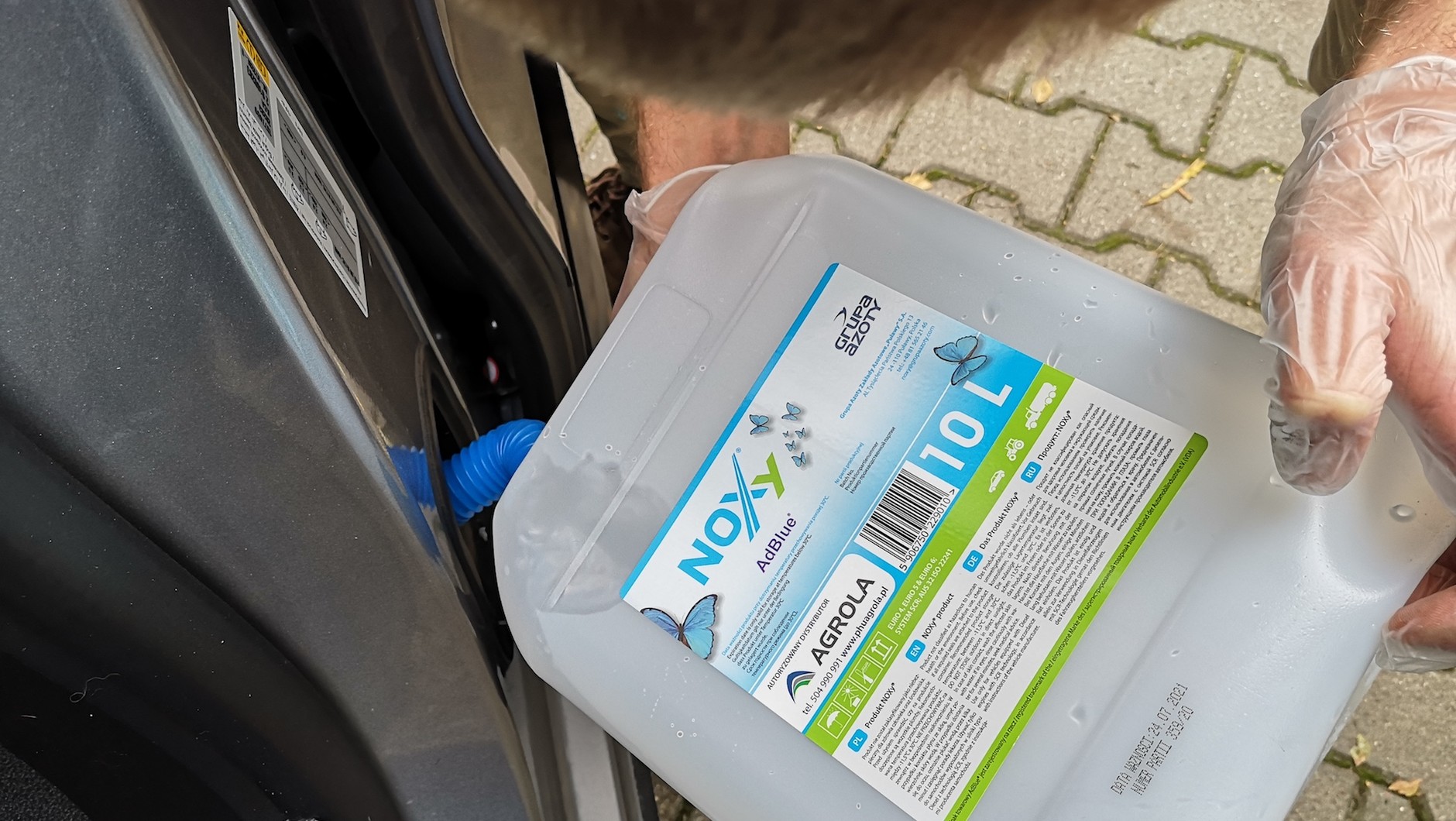 Tankowanie AdBlue z dużych kanistrów jest stosunkowo tanie, ale niewygodne. Opakowanie o poj. 10 l na stacji będzie i tak dwa razy droższe niż „na mieście”