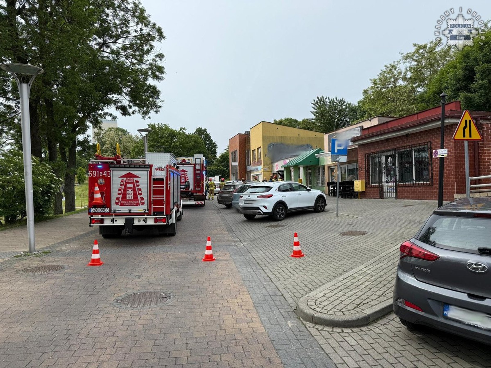 73-latek wjechał autem do salonu kosmetycznego w Żorach. Przez witrynę