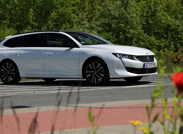 Peugeot 508 SW w hybrydowej wersji – rodzinne oszczędzanie