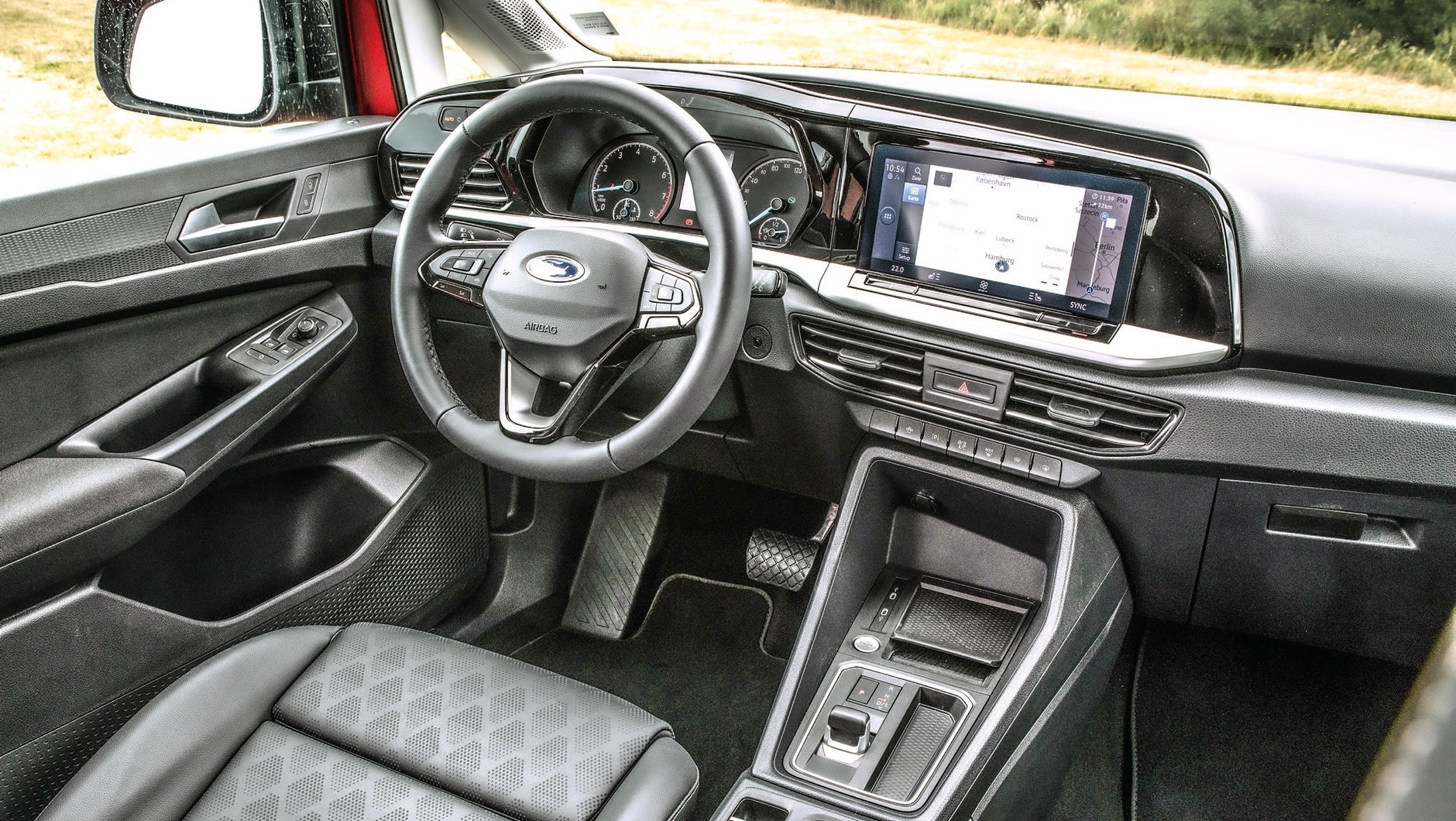 Ford Tourneo Connect 2022: wszystko jak w Volkswagenie Caddy. Ładowarka indukcyjna, asystent głosowy, a także dwusprzęgłowa skrzynia DSG. No i te bezsensowne gładziki...