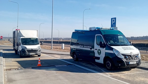 Kontrola ITD. Inspektorzy znaleźli w busie podwójne ściany i 20 tys. papierosów