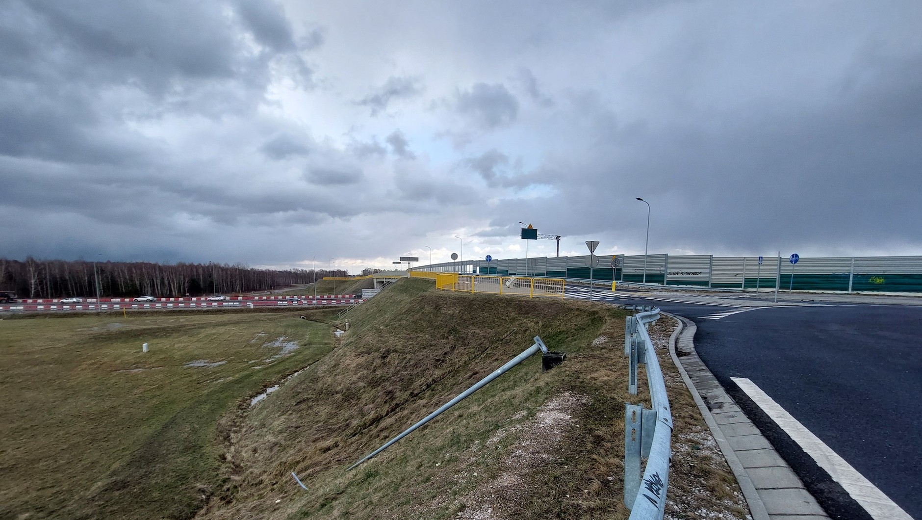 Zdemolowany i rozkradziony węzeł na trasie S8
