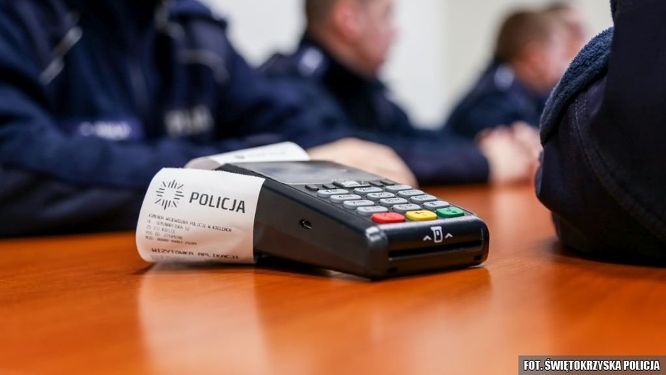 Policyjny terminal płatniczy - zdjęcie ilustracyjne