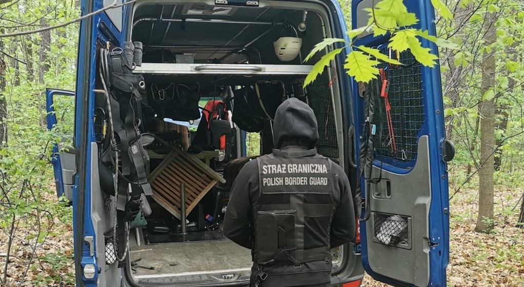 Wnętrze Mercedesa Sprintera odzyskanego przez Straż Graniczną