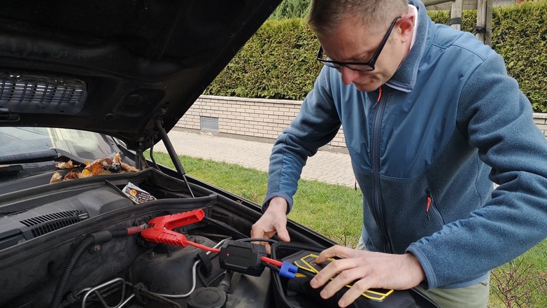 Odpalanie silnika przenośnym boosterem