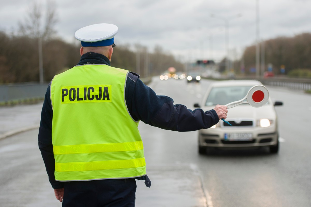 Policjanci zaglądają w te dwa miejsca samochodu i wystawiają mandaty do 3 tys. zł