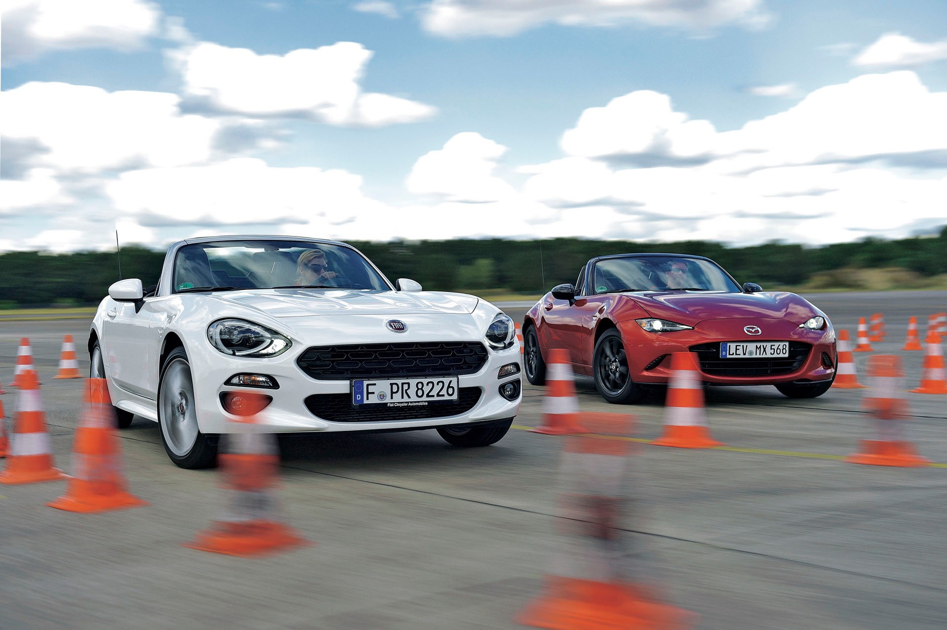 Mazda MX-5 kontra Fiat 124 Spider - takie same, a jednak inne