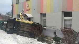 21-latka staranowała Fiatem Panda wejście do przedszkola