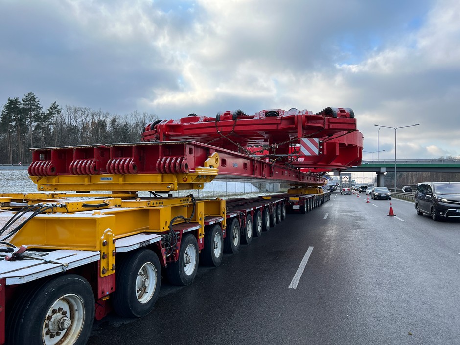 Transport gigantycznej maszyny czeka przed wjazdem do Warszawy na drodze ekspresowej S8 w pobliżu węzła Janki