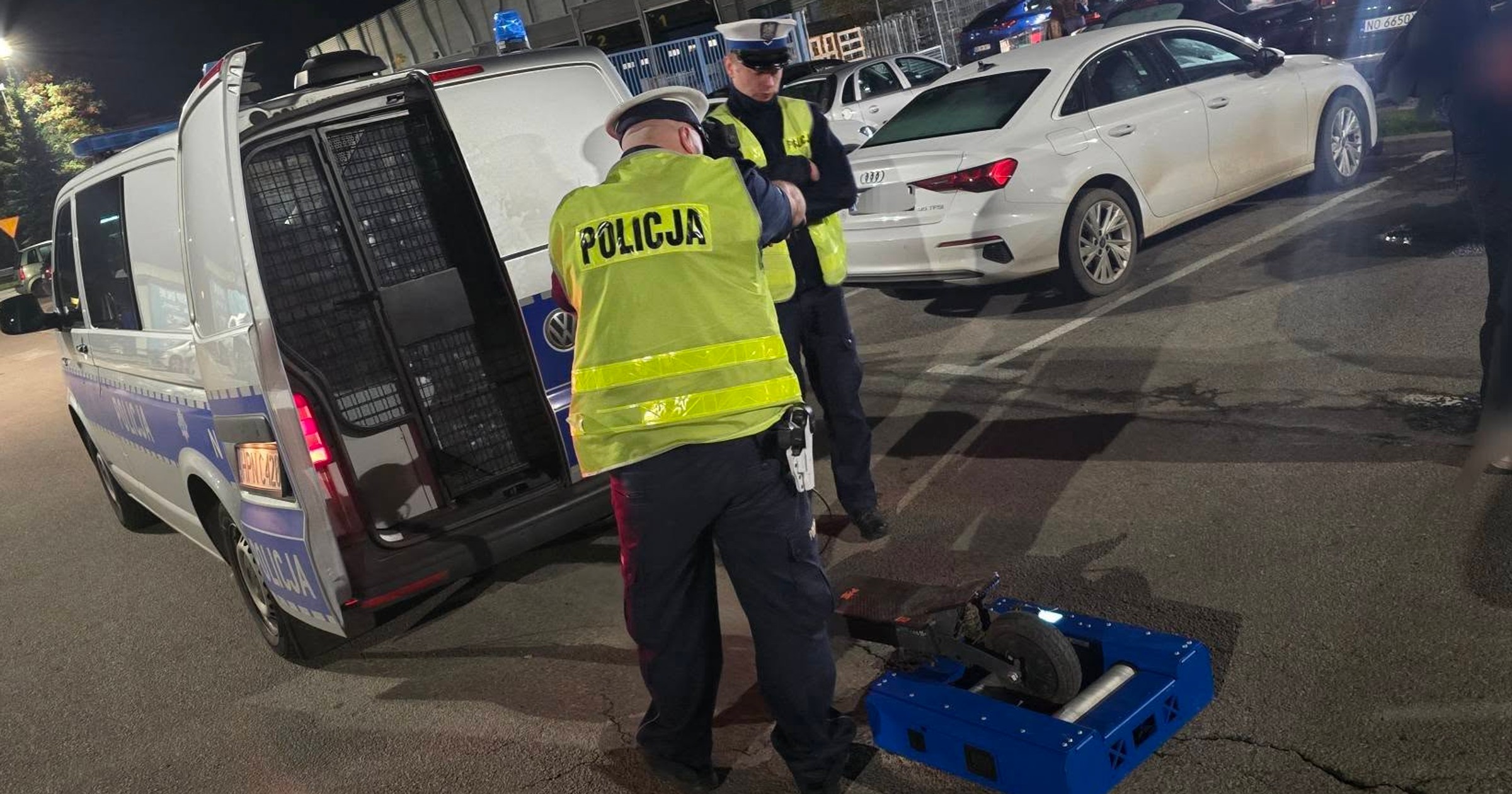 Policyjna kontrola hulajnogi na mobilnej hamowni