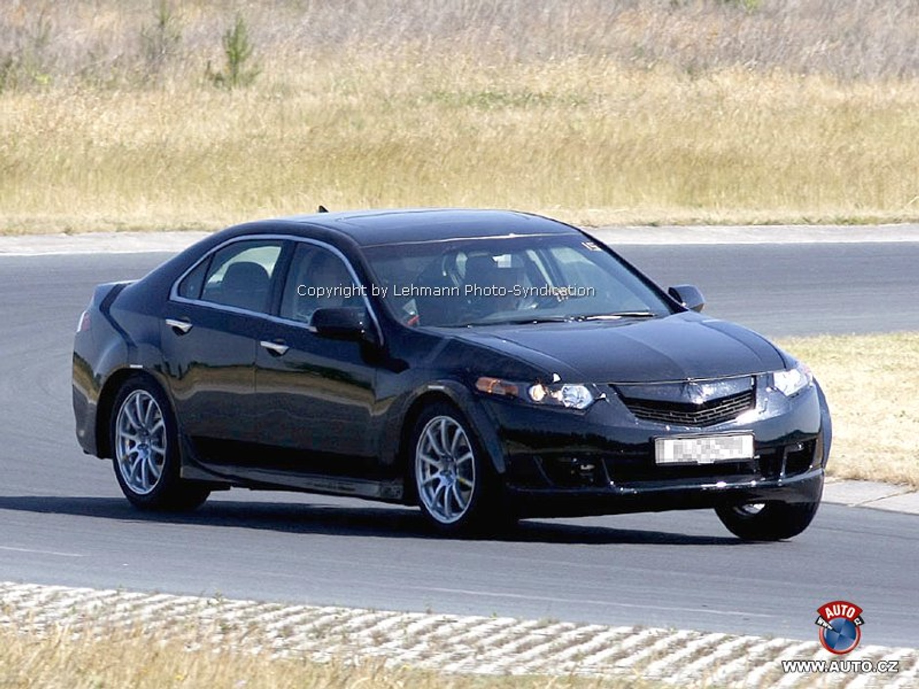 Zdjęcia szpiegowskie: Honda Legend ukryta pod nadwoziem Accorda