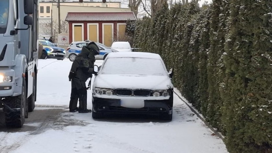 Dostrzegła nietypowy przedmiot pod pojazdem