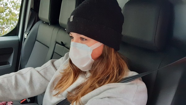 Kierowca w masce medycznej