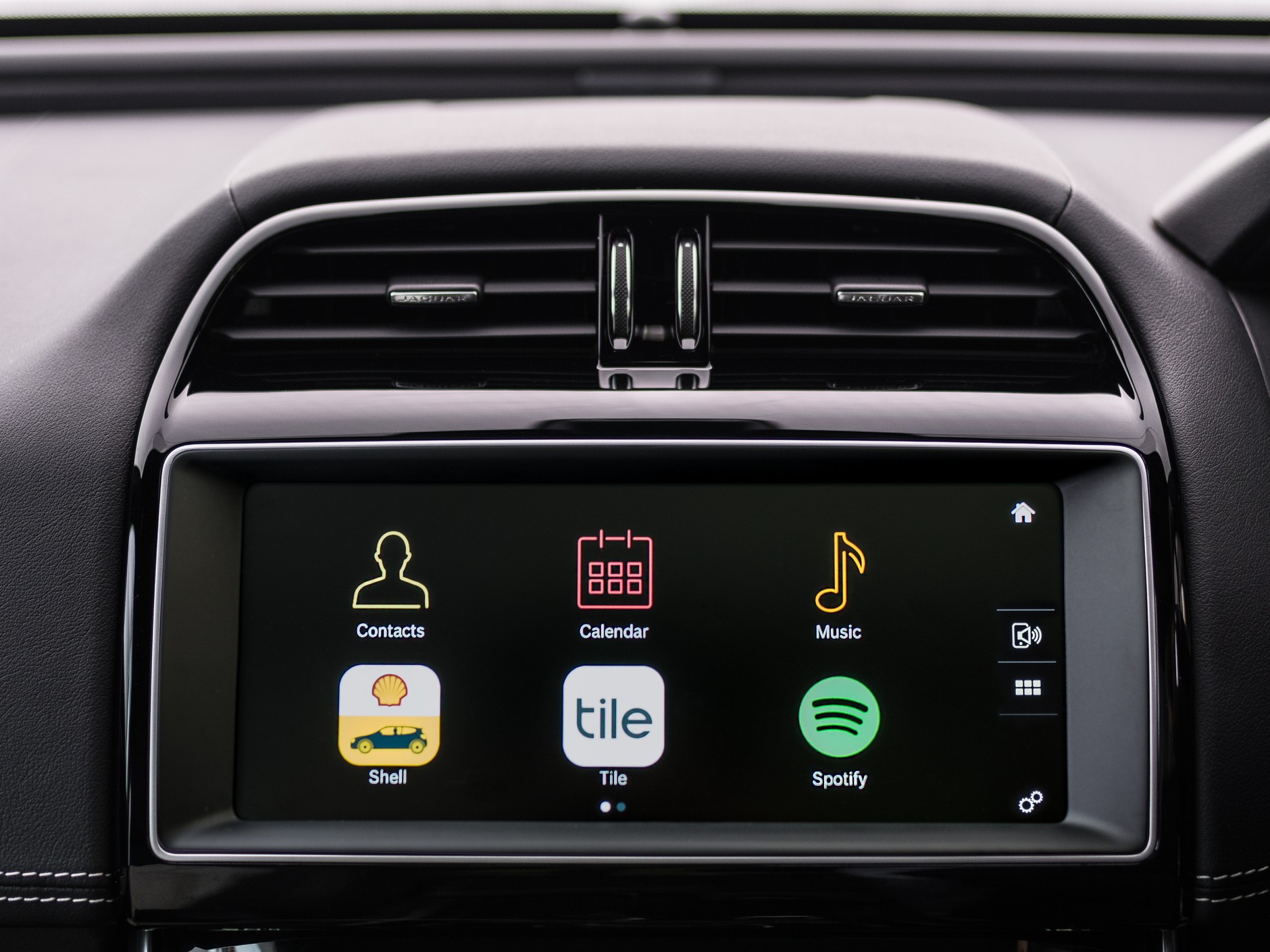 Jaguar i Shell uruchamiają bezgotówkowe płatności za tankowanie. Kierowca zatwierdzi transakcję przez radio samochodowe