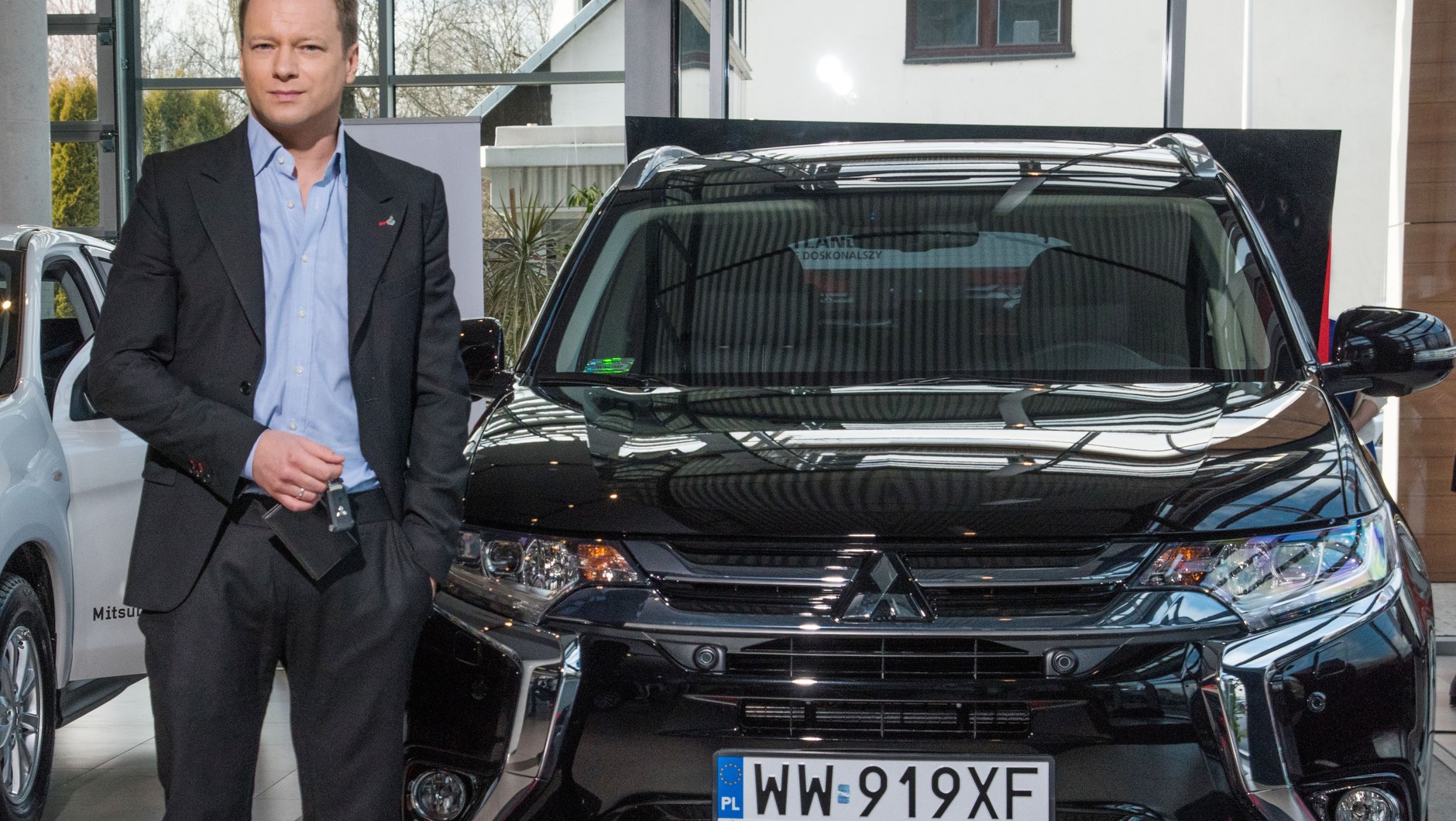 Maciej Stuhr i Mitsubishi Outlander PHEV