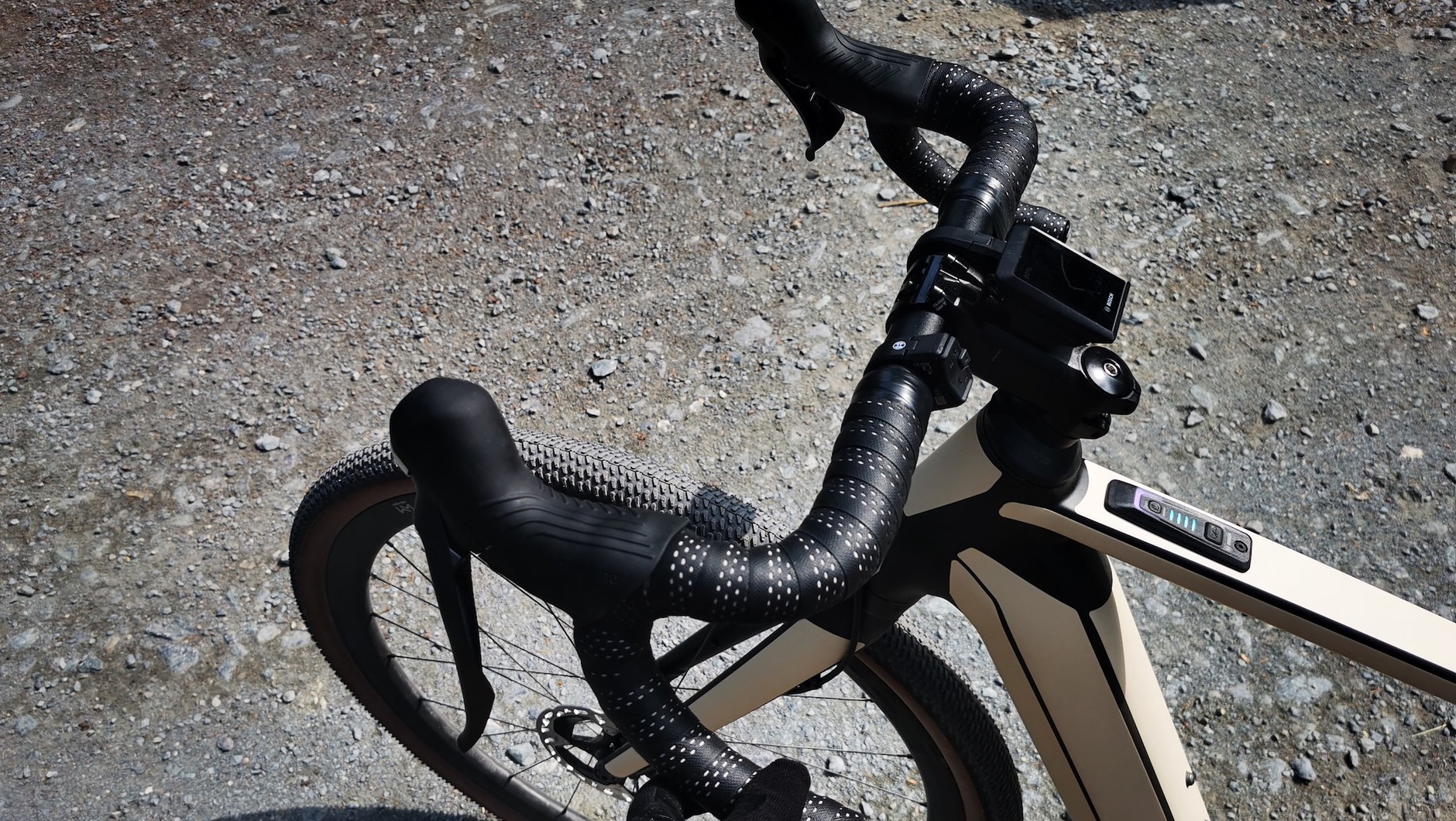 Gravel to typ roweru z kierownicą typu baranek, podobny nieco do roweru szosowego, jednak z grubszymi oponami i bardziej "wyluzowaną" geometrią