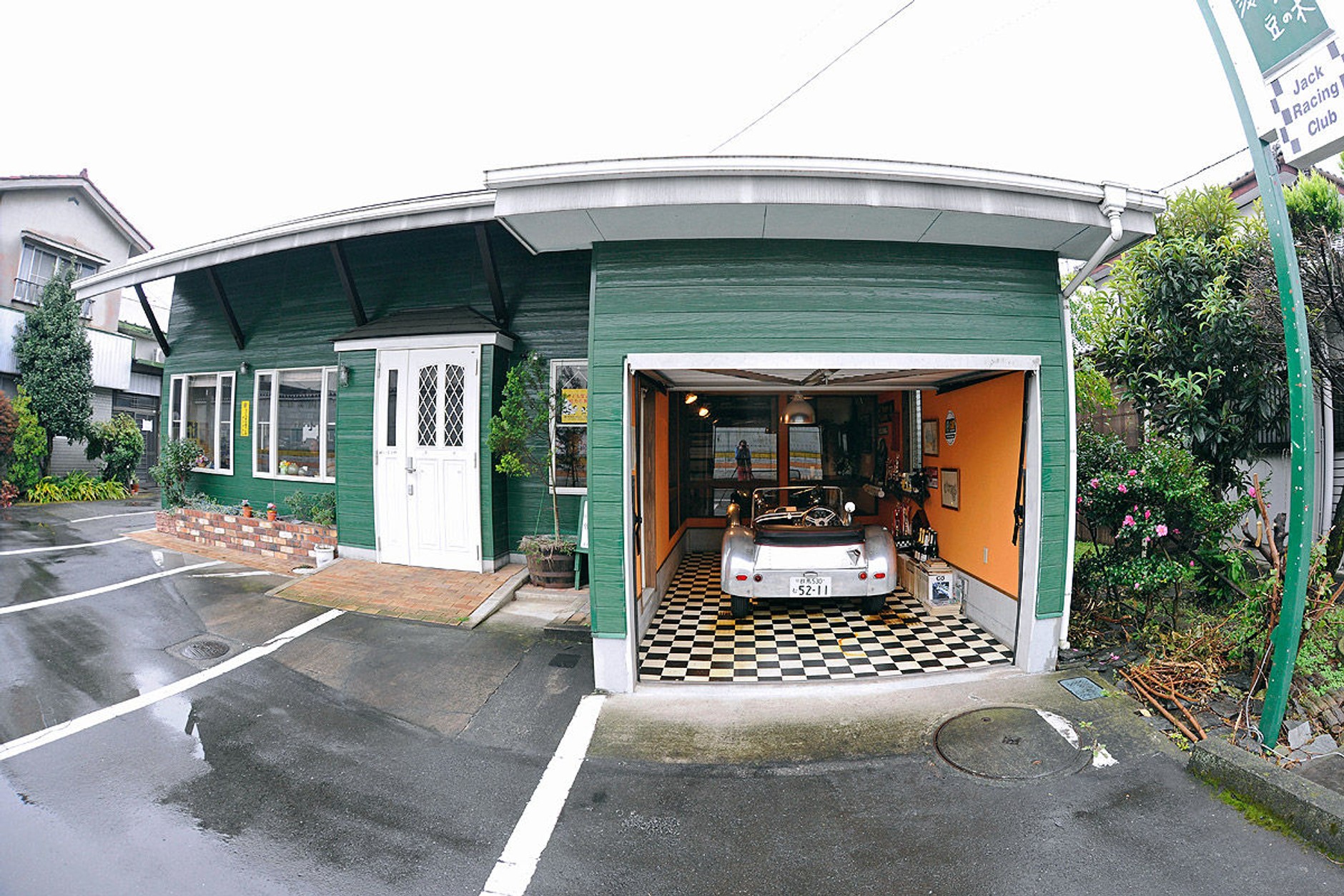 Pokój z widokiem na auto