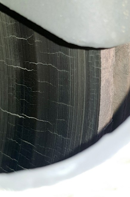 Popękana tarcza hamulcowa przy kole naczepy ciężarowej