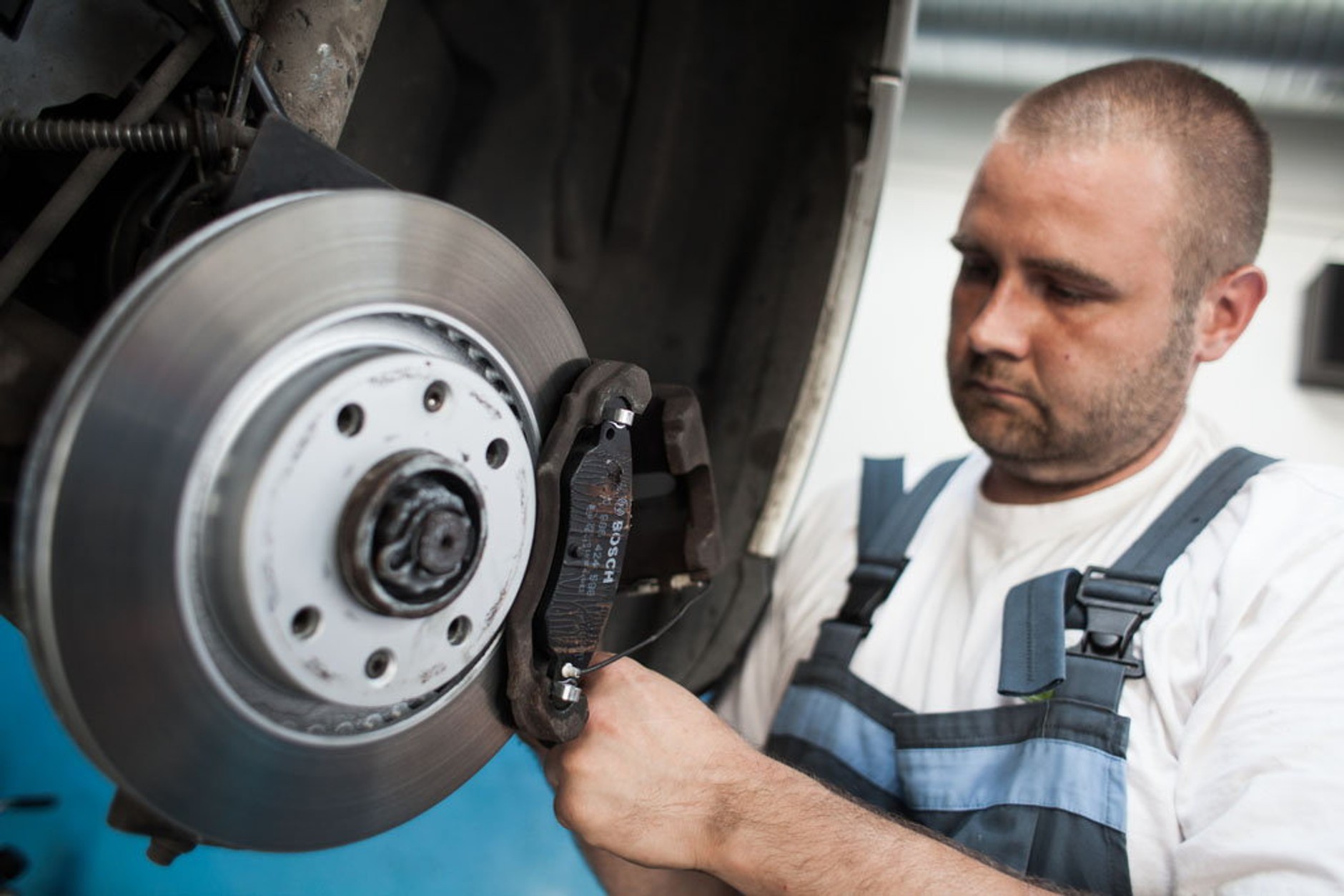 Co zrobić, żeby auto dobrze hamowało?