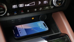 Każdy chce mieć ten gadżet w aucie, dopóki go nie ma. Wam też ładowarka indukcyjna smaży telefon?