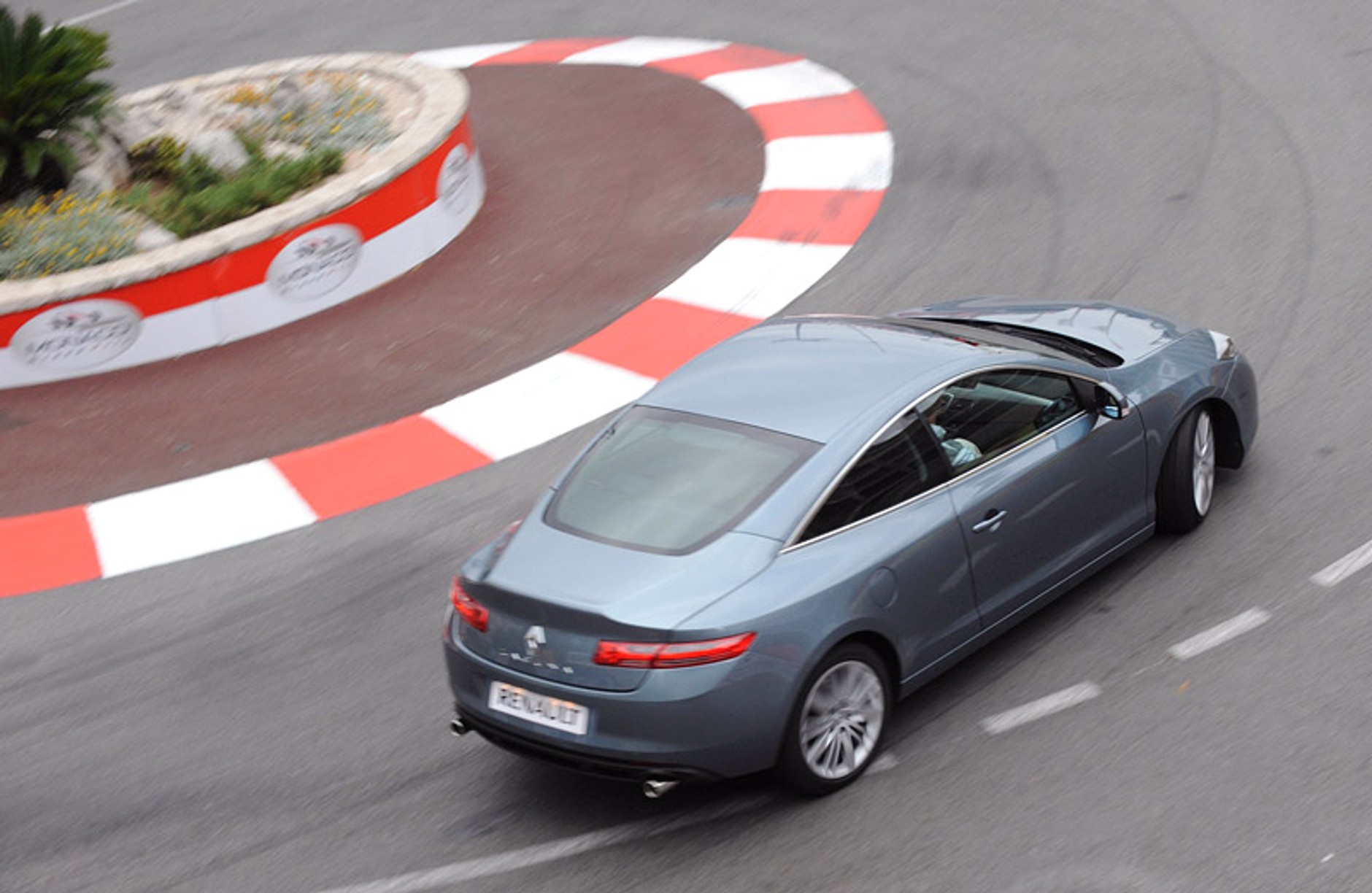 Paryż 2008: Renault Laguna Coupe w centrum zainteresowania