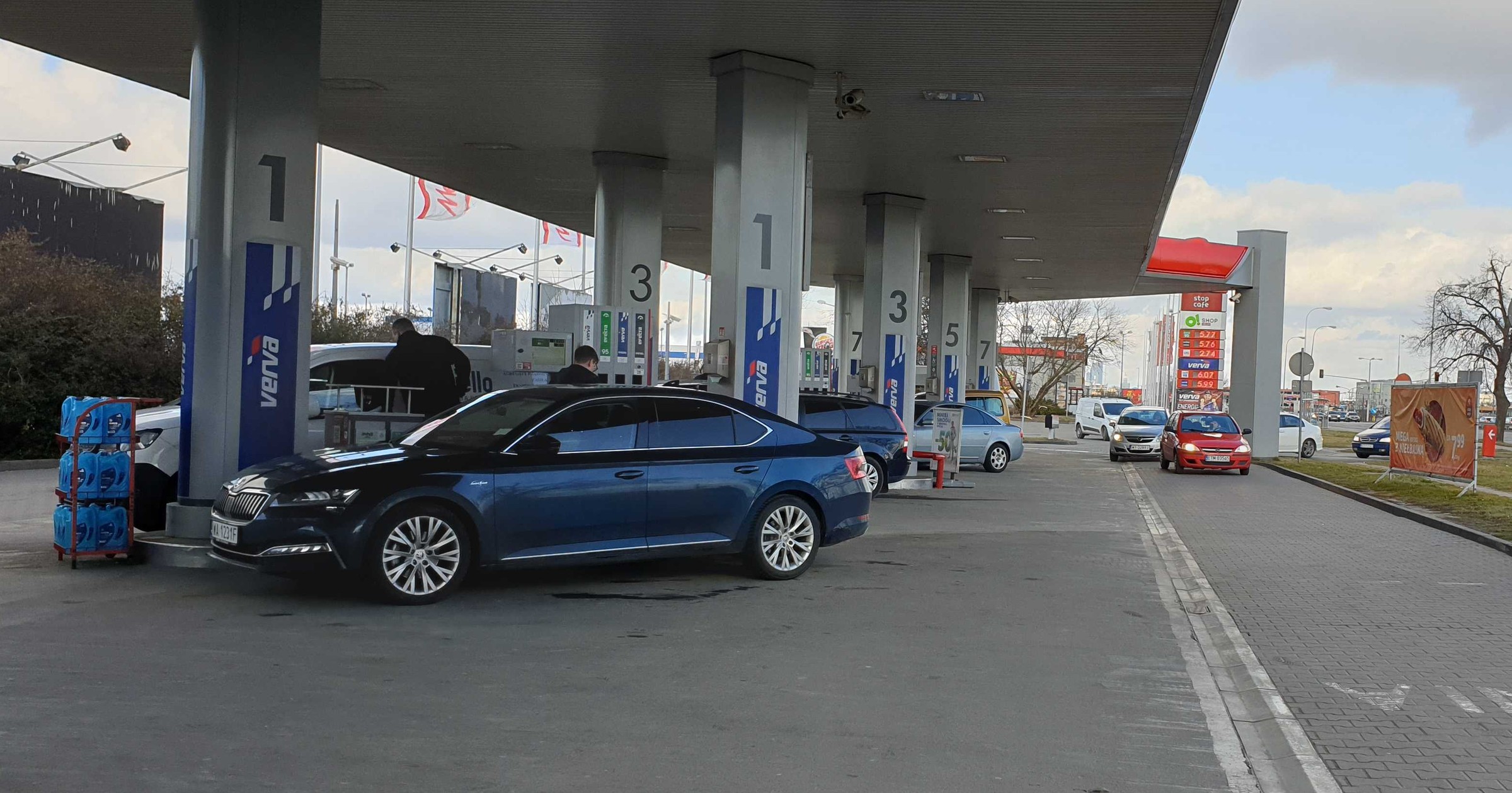 Na wielu stacjach paliw ustawiły się kolejki kierowców, ale znajdziemy również i takie, gdzie zatankujemy paliwo bez zbędnego oczekiwania na miejsce przy dystrybutorze