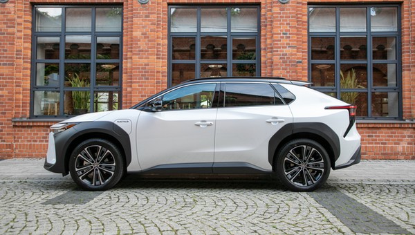 Toyota obcięła ceny SUV-a bZ4X o 30 tys. zł. Da się jeszcze odjąć 40 tys. zł, ale to trudne