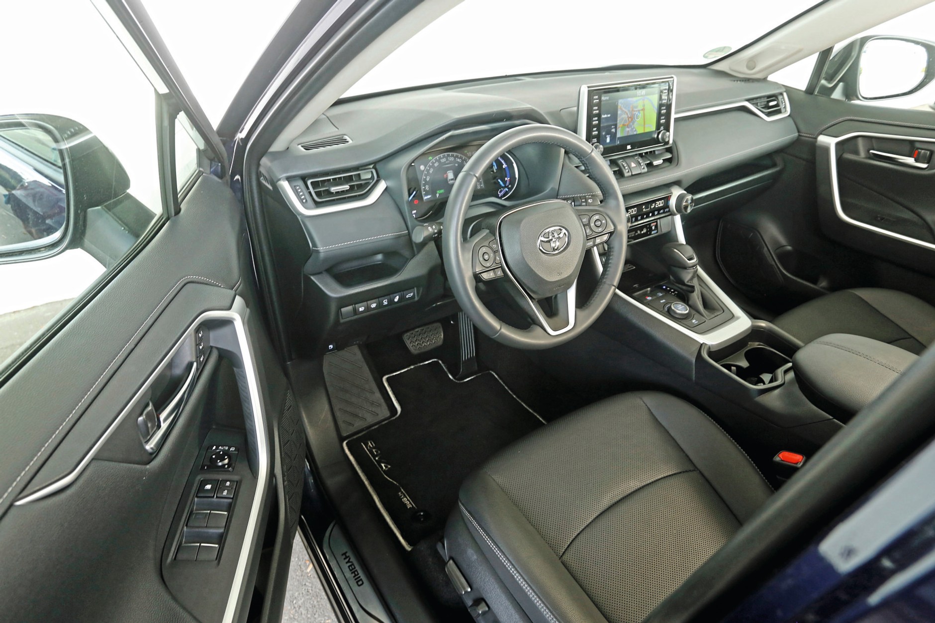 Toyota RAV4: niektóre plastiki rysują&nbsp;się&nbsp;od patrzenia, a system multimedialny jest przestarzały.
