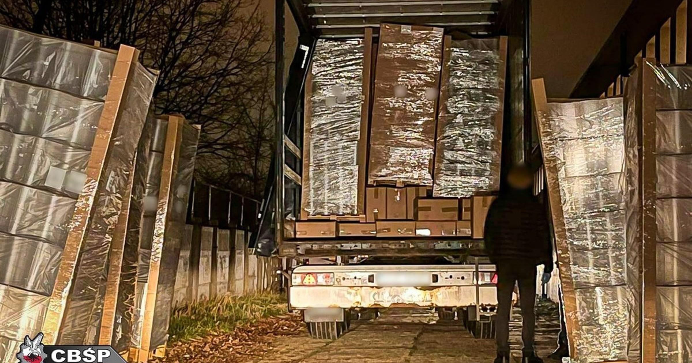 Naczepa tira skrywała kolejne paczki
