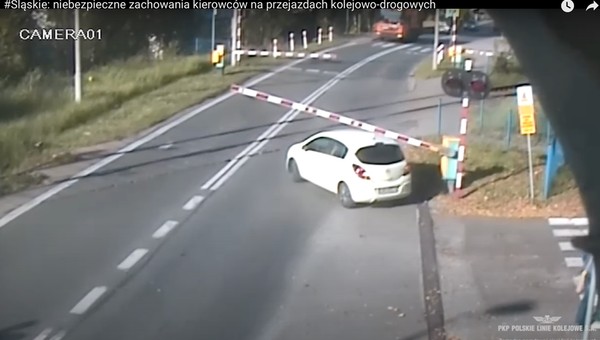 Niebezpieczne zachowania kierowców na przejazdach kolejowo-drogowych