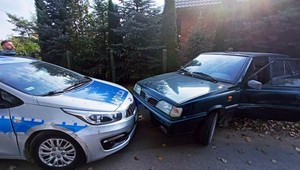 Sceny jak z "07 zgłoś się". Polonezem uciekał przed policją. Staranował radiowóz 
