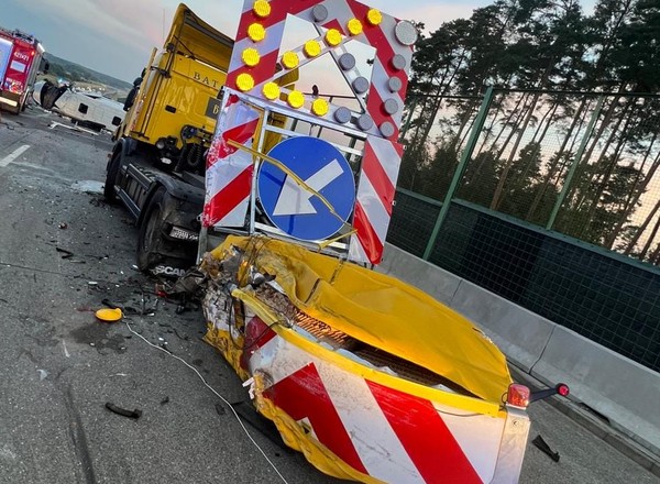 Kierowca busa wjechał w pojazd drogowców na A2. Są ciężko ranni