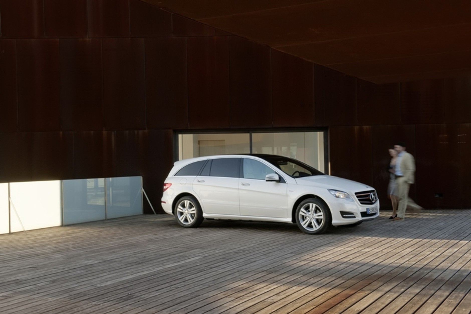 Mercedes klasy R – najbardziej niezdecydowane auto świata jest teraz jeszcze brzydsze