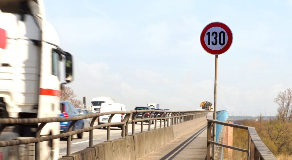 Autostrada w Niemczech, znak ograniczenia prędkości (zdjęcie ilustracyjne)