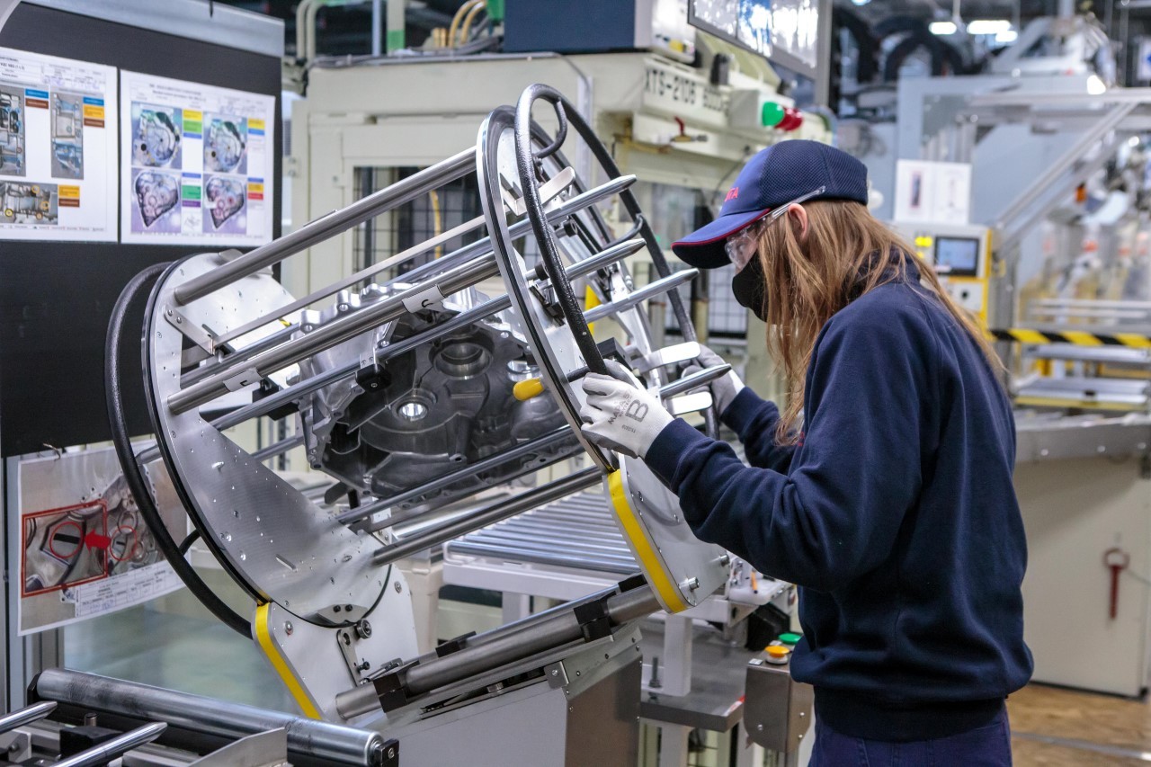 Toyota - linia produkcyjna hybrydowych skrzyń biegów