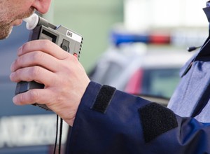 Jak szybciej wytrzeźwieć po alkoholu? Sześć "sprawdzonych" sposobów, które nie działają