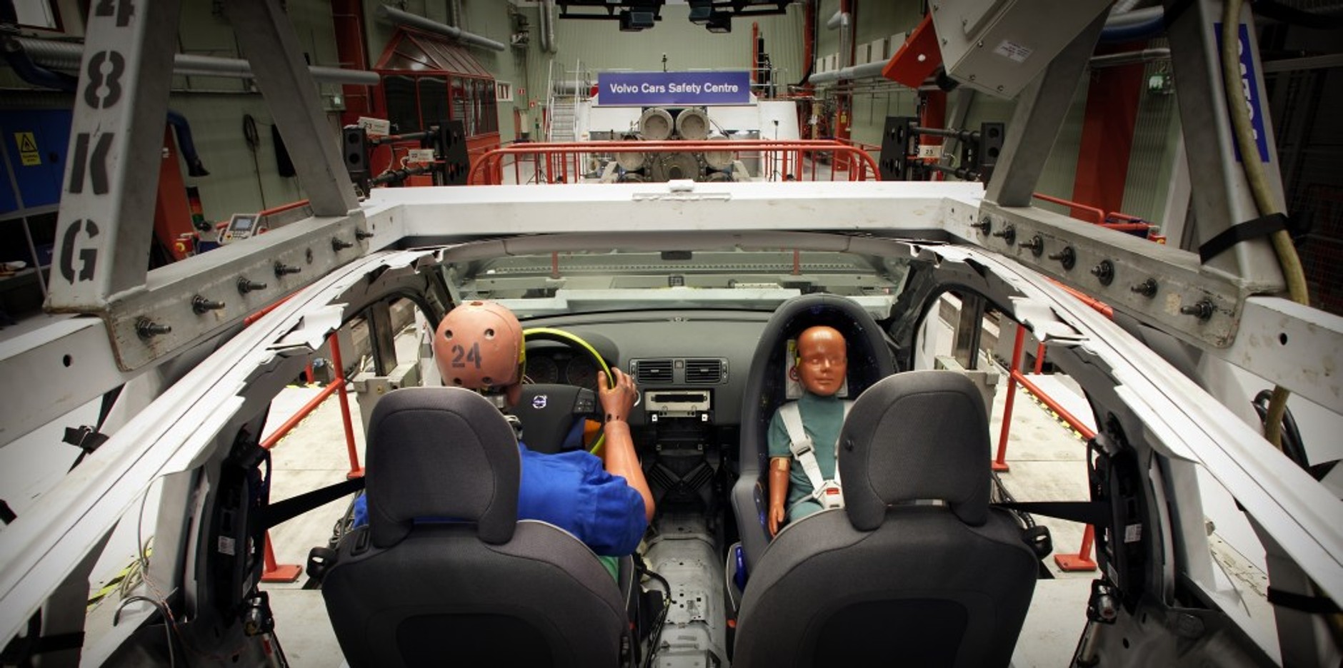 Manekin Volvo udaje pieszego - Poznajcie Boba