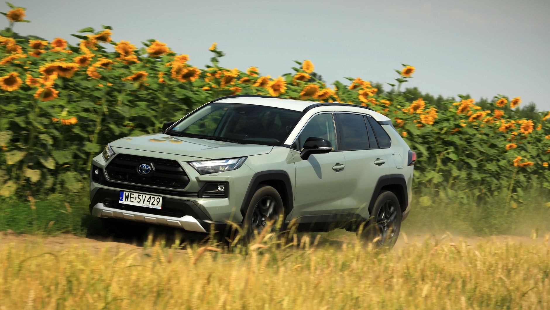 Toyota RAV4 2.5 Hybrid AWD-i RAV4 prowadzi się pewnie, ale nie daje frajdy z jazdy.