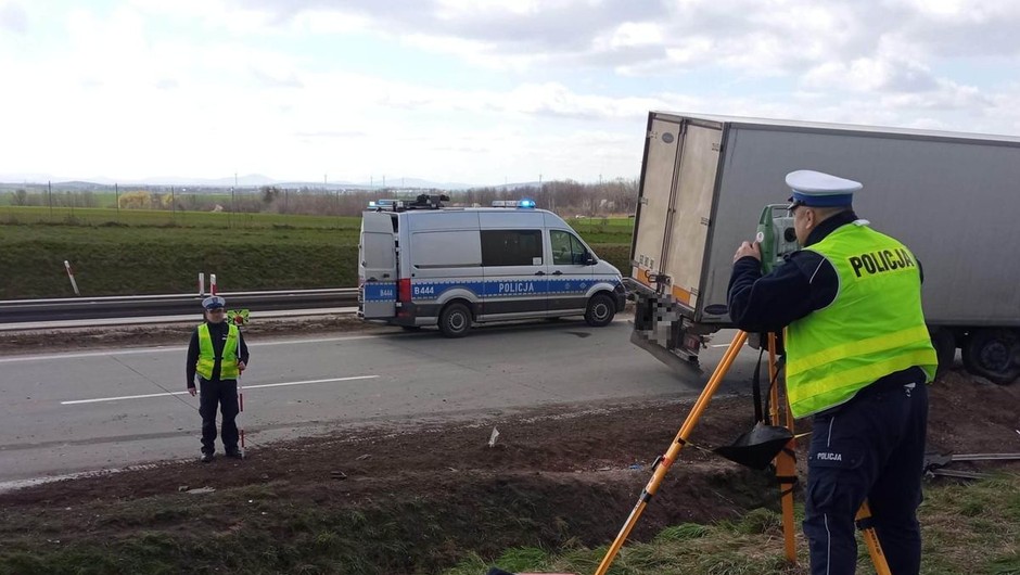 Bus zderzył się z ciężarówką. Zginęły trzy osoby. Tragedia na A4